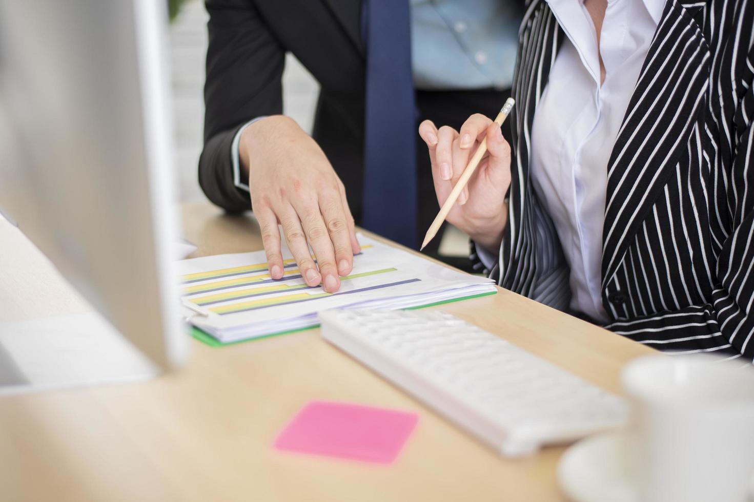 l'homme d'affaires et la femme d'affaires sont des données d'entreprise analytiques, un concept de plan d'affaires photo