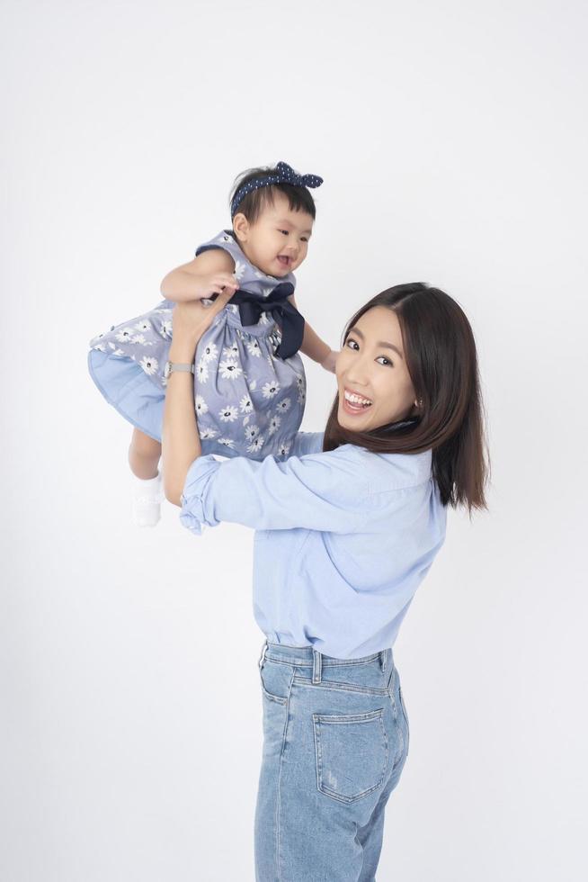 mère asiatique et adorable petite fille sont heureuses sur fond blanc photo