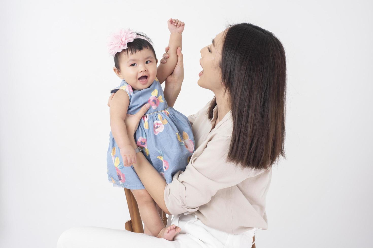 mère asiatique et adorable petite fille sont heureuses sur fond blanc photo