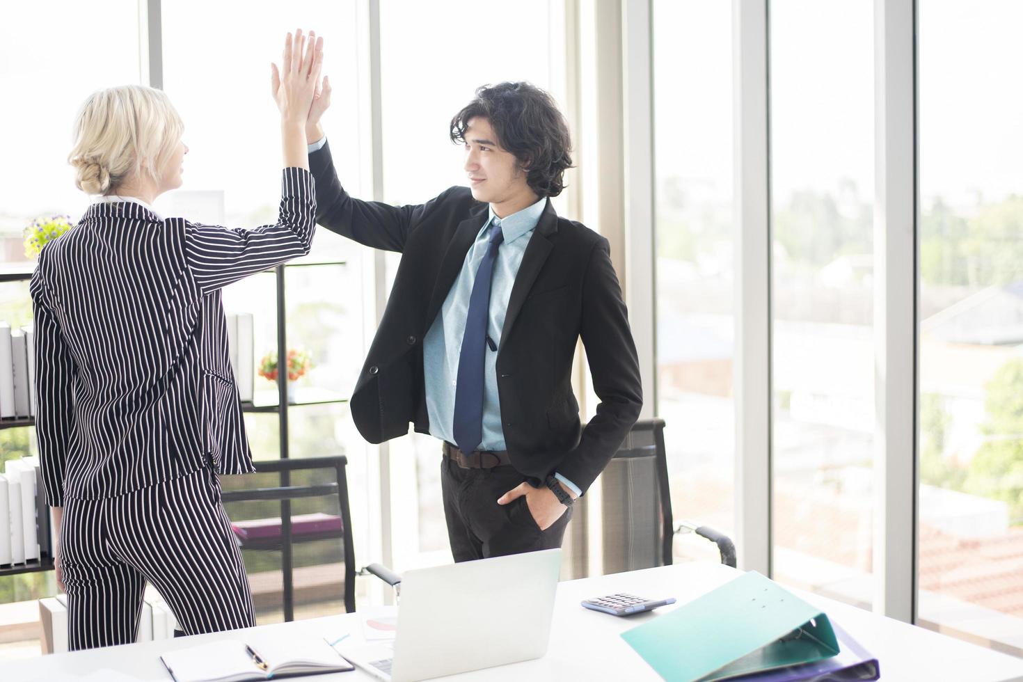 les gens d'affaires sont satisfaits de la réussite de l'entreprise au bureau photo