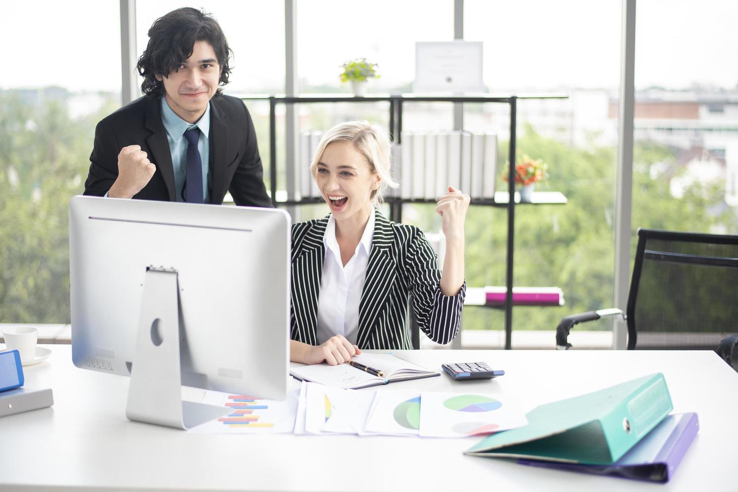 les gens d'affaires sont satisfaits de la réussite de l'entreprise au bureau photo