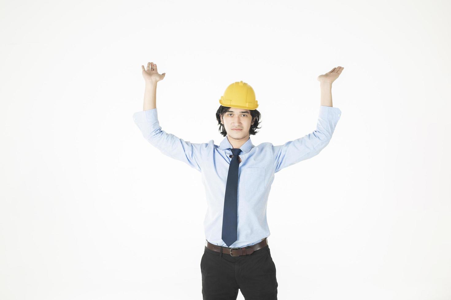 homme d'ingénierie portant un casque jaune sur blanc photo