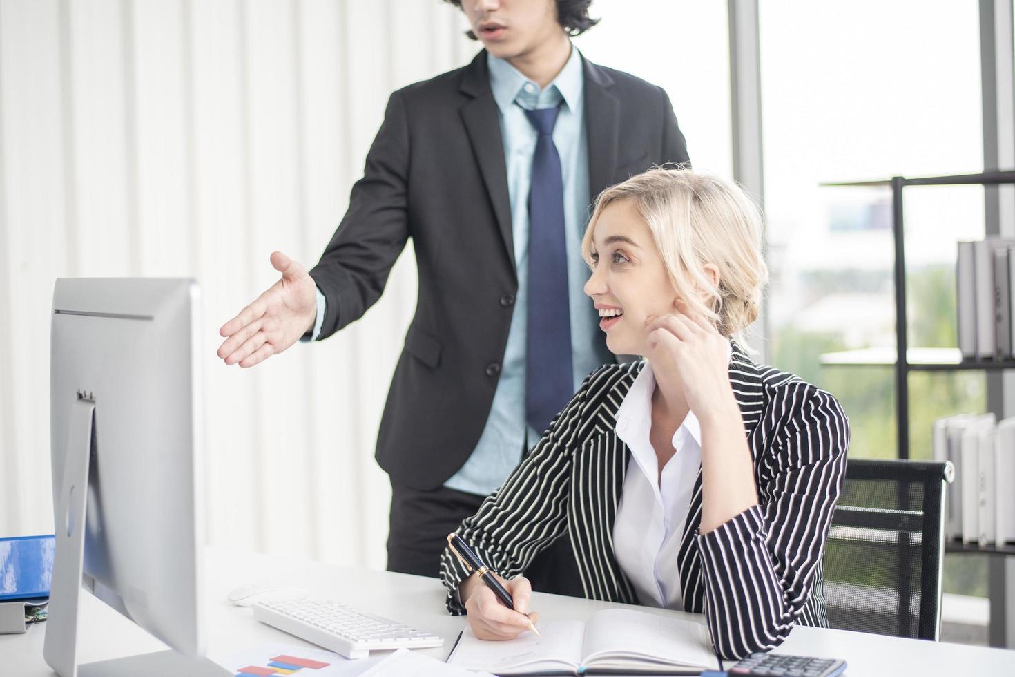 les gens d'affaires analysent le rapport financier photo