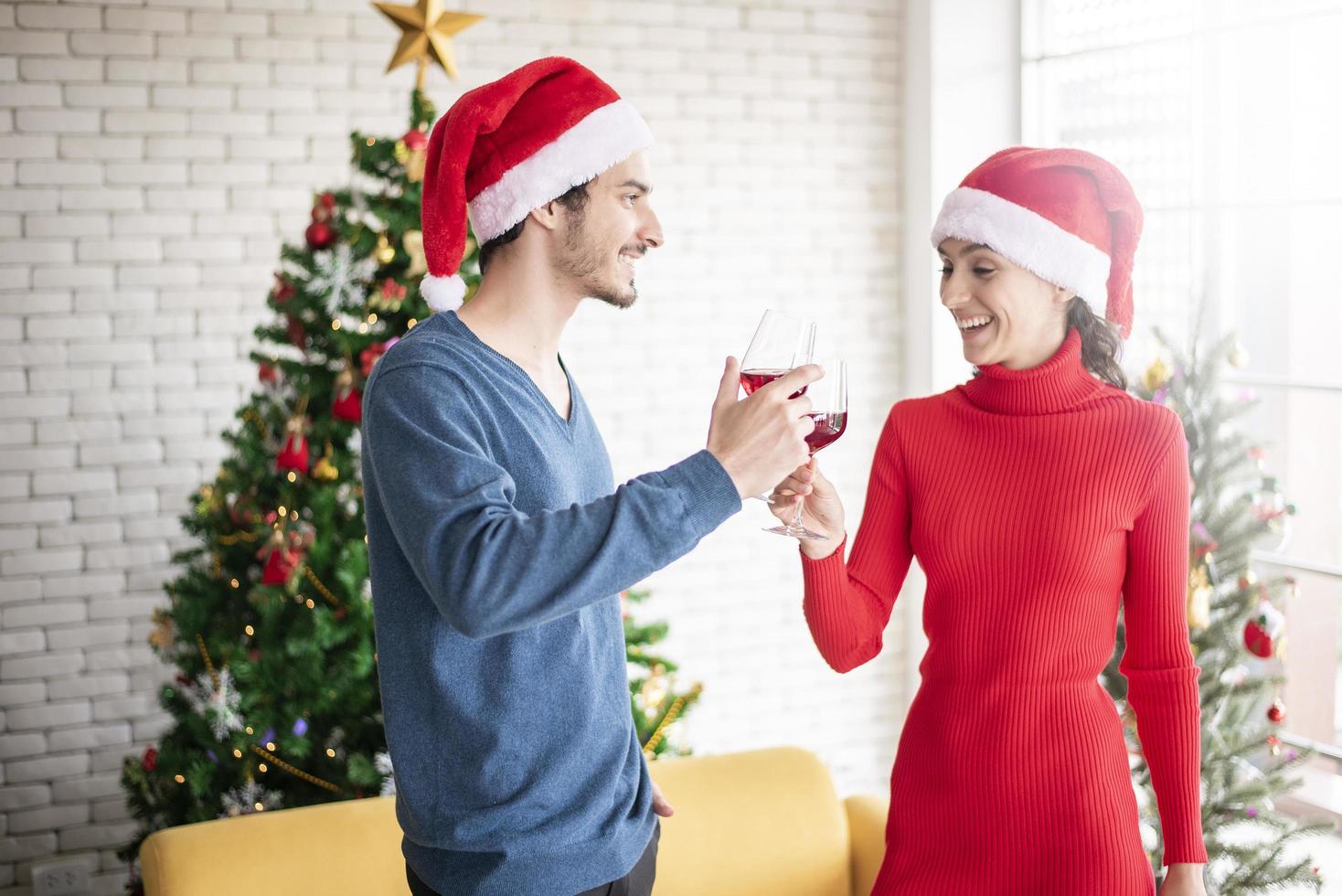 attrayant couple d'amour caucasien célèbre noël à la maison photo