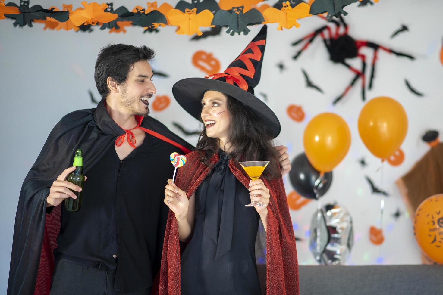 couple heureux d'amour en costumes et maquillage pour une célébration d'halloween photo