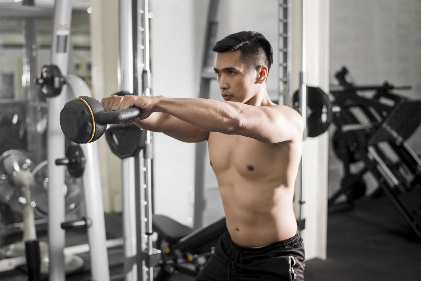 Le bodybuilder de l'homme de remise en forme musculaire est une séance d'entraînement dans une salle de sport photo