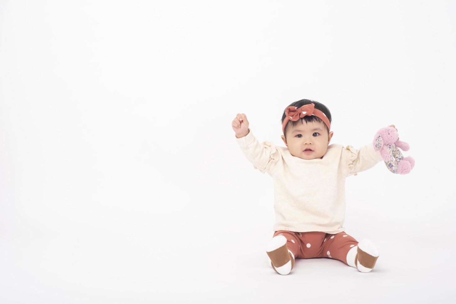 adorable petite fille asiatique est portrait sur fond blanc photo