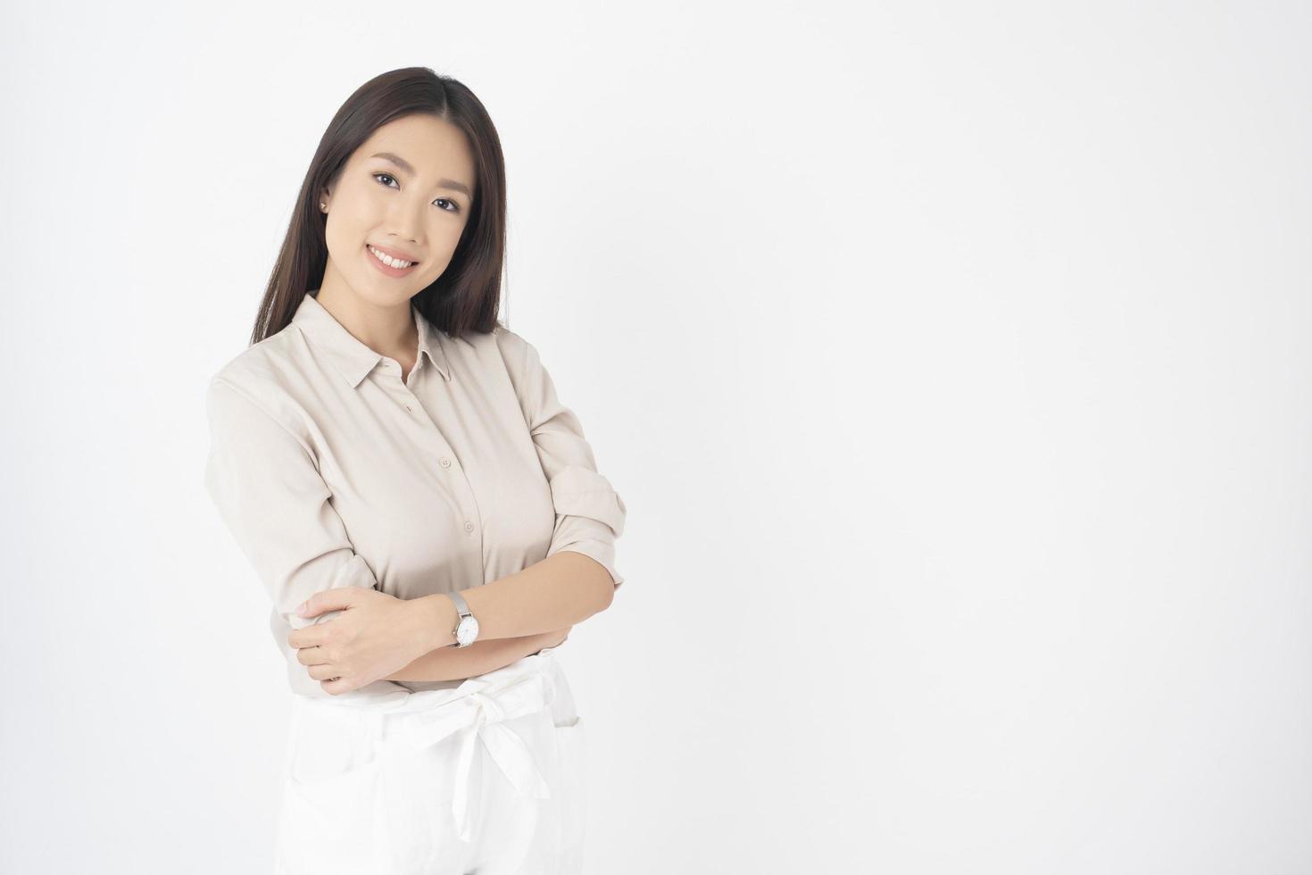 portrait de femme asiatique séduisante sur fond blanc photo