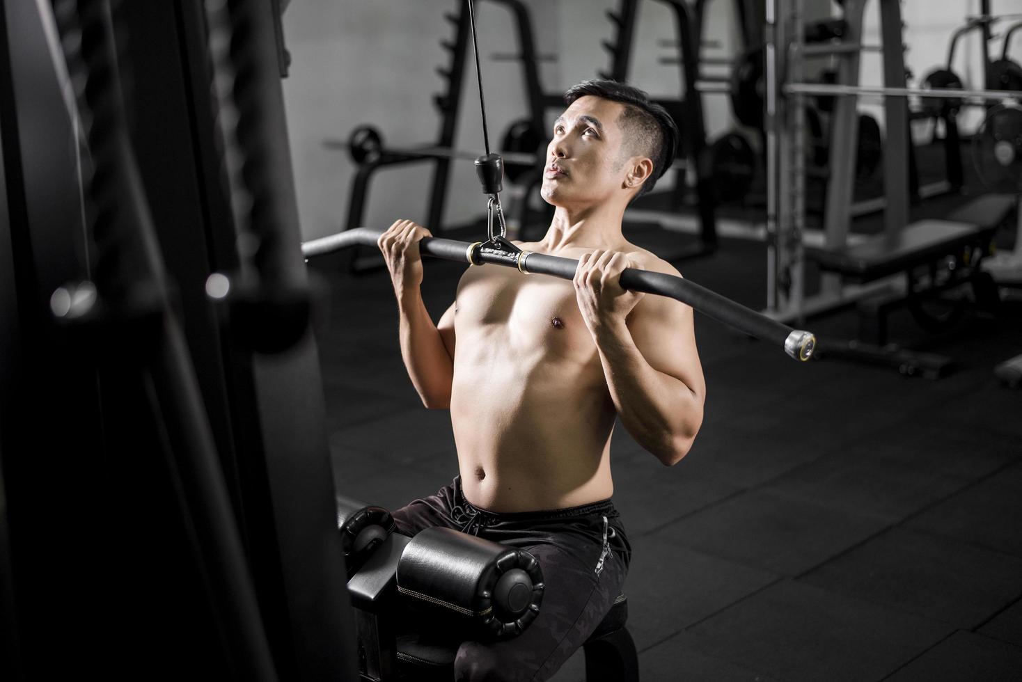 Le bodybuilder de l'homme de remise en forme musculaire est une séance d'entraînement dans une salle de sport photo