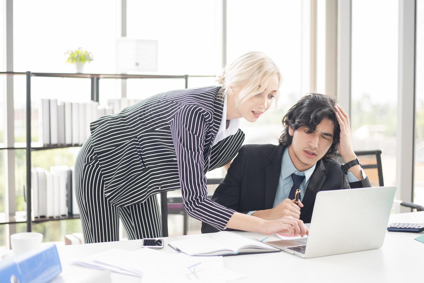 les gens d'affaires analysent le rapport financier photo