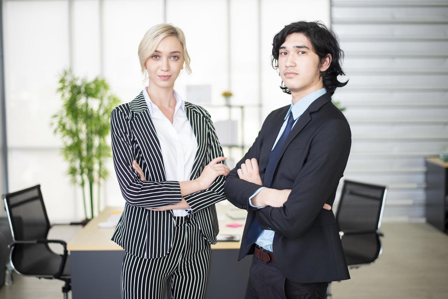 les gens d'affaires ont confiance en leur lieu de travail de bureau photo