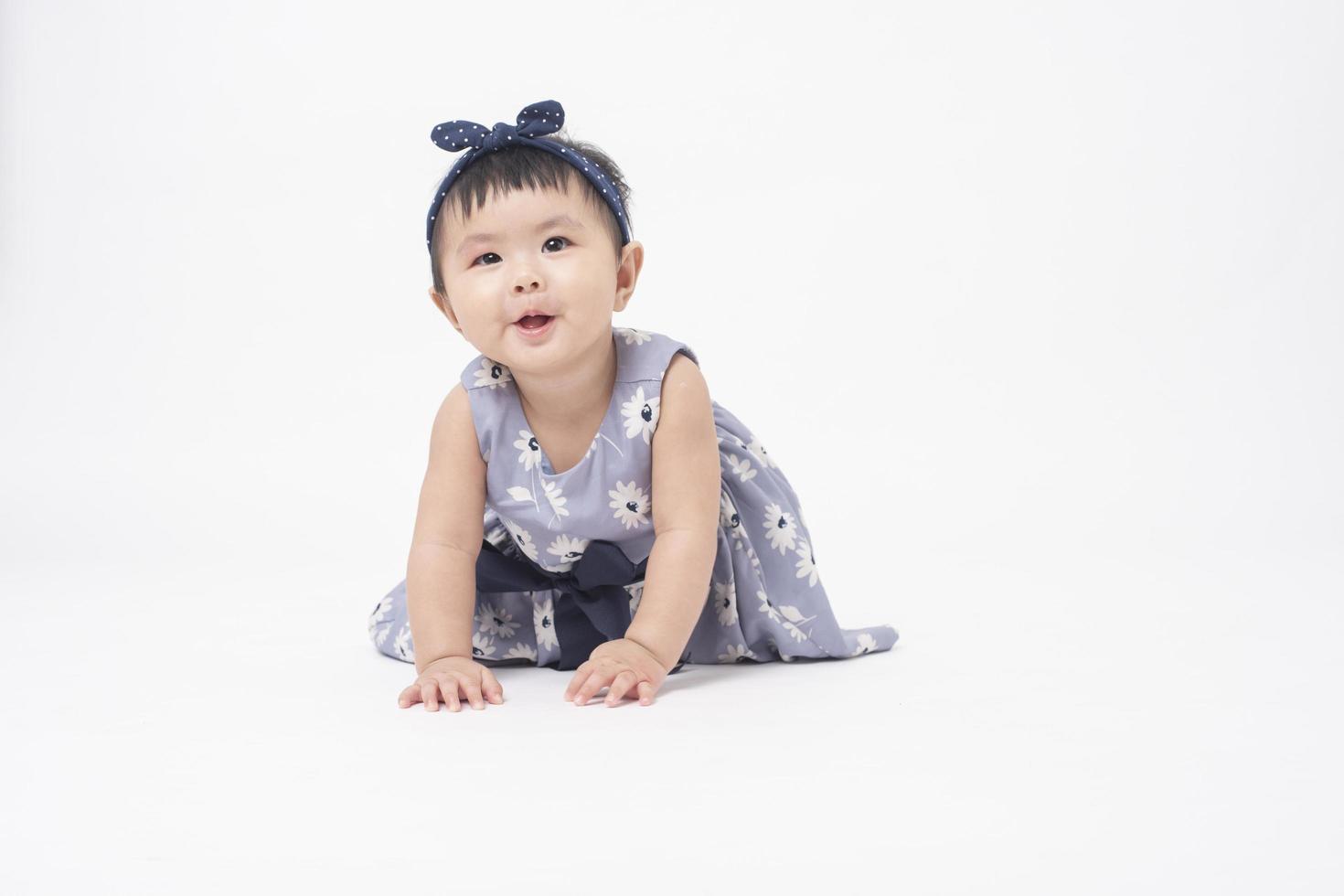 adorable petite fille asiatique est portrait sur fond blanc photo