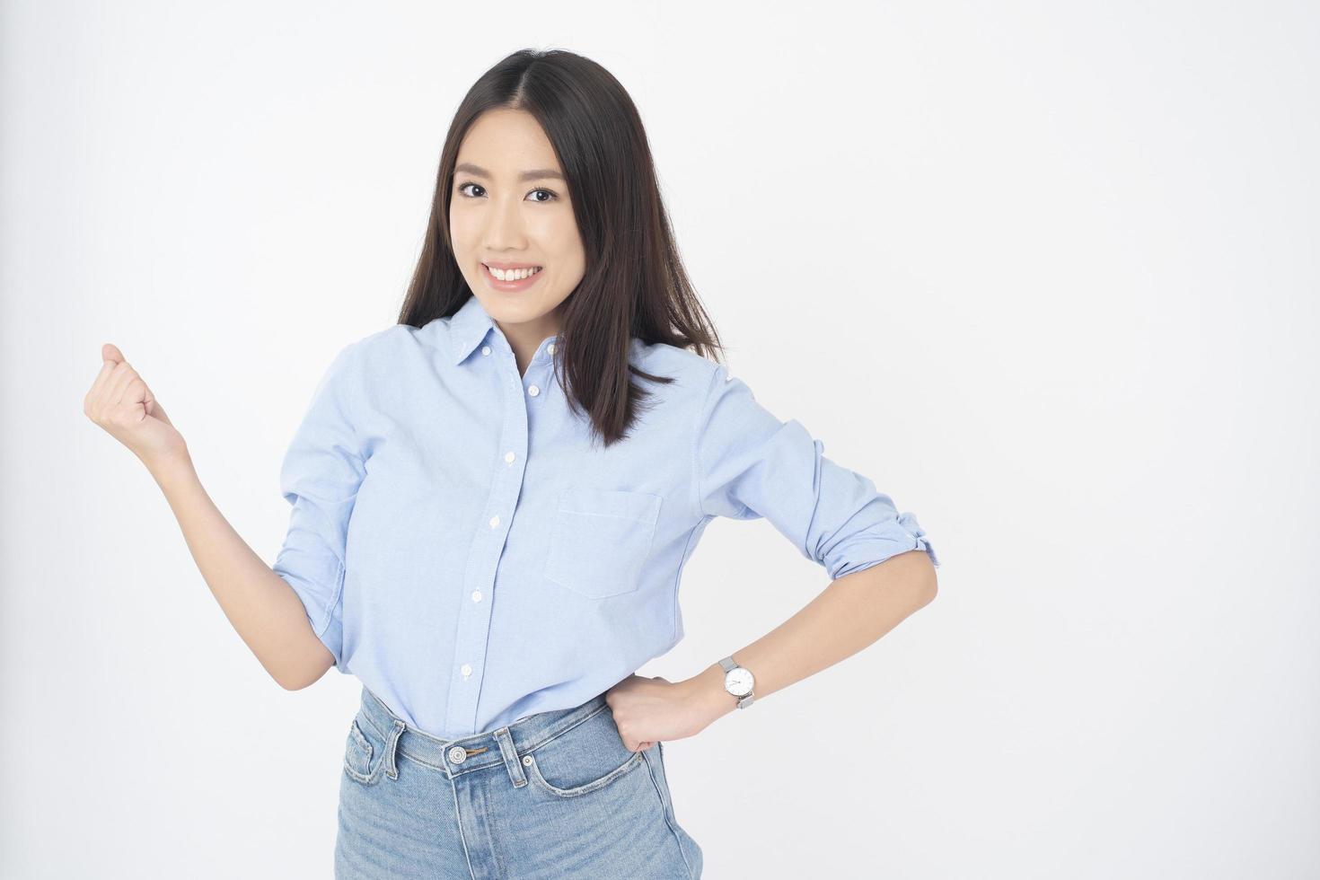 portrait de femme asiatique séduisante sur fond blanc photo