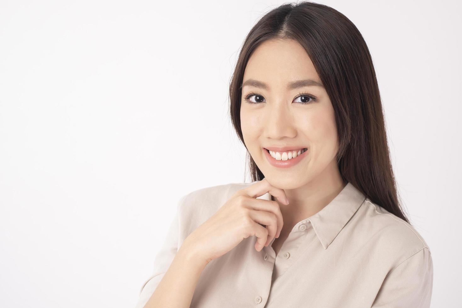 gros plan d'une femme asiatique avec de belles dents sur fond blanc photo