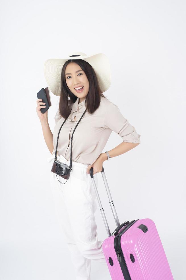 belle femme asiatique touriste sur fond blanc photo