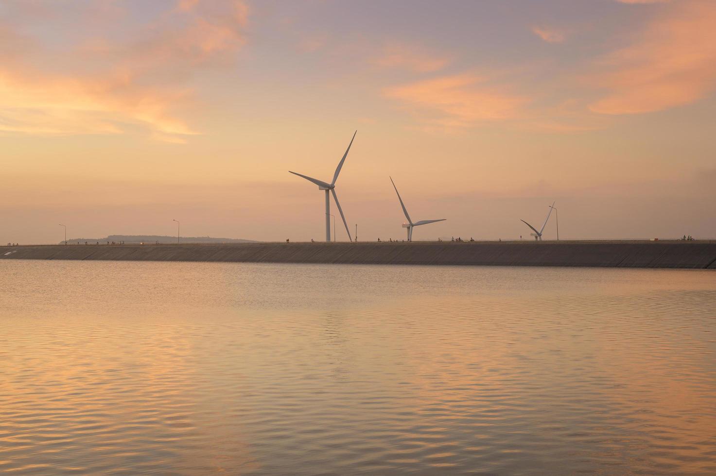 un fond d'éoliennes au coucher du soleil. photo