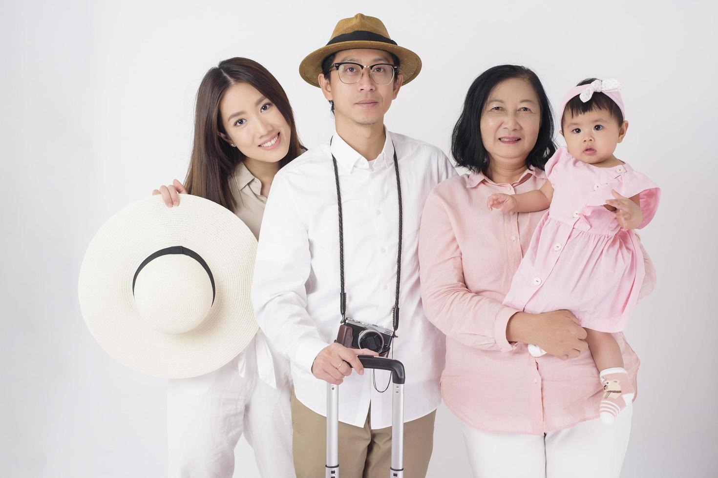 une famille asiatique heureuse est prête à voyager sur fond blanc photo