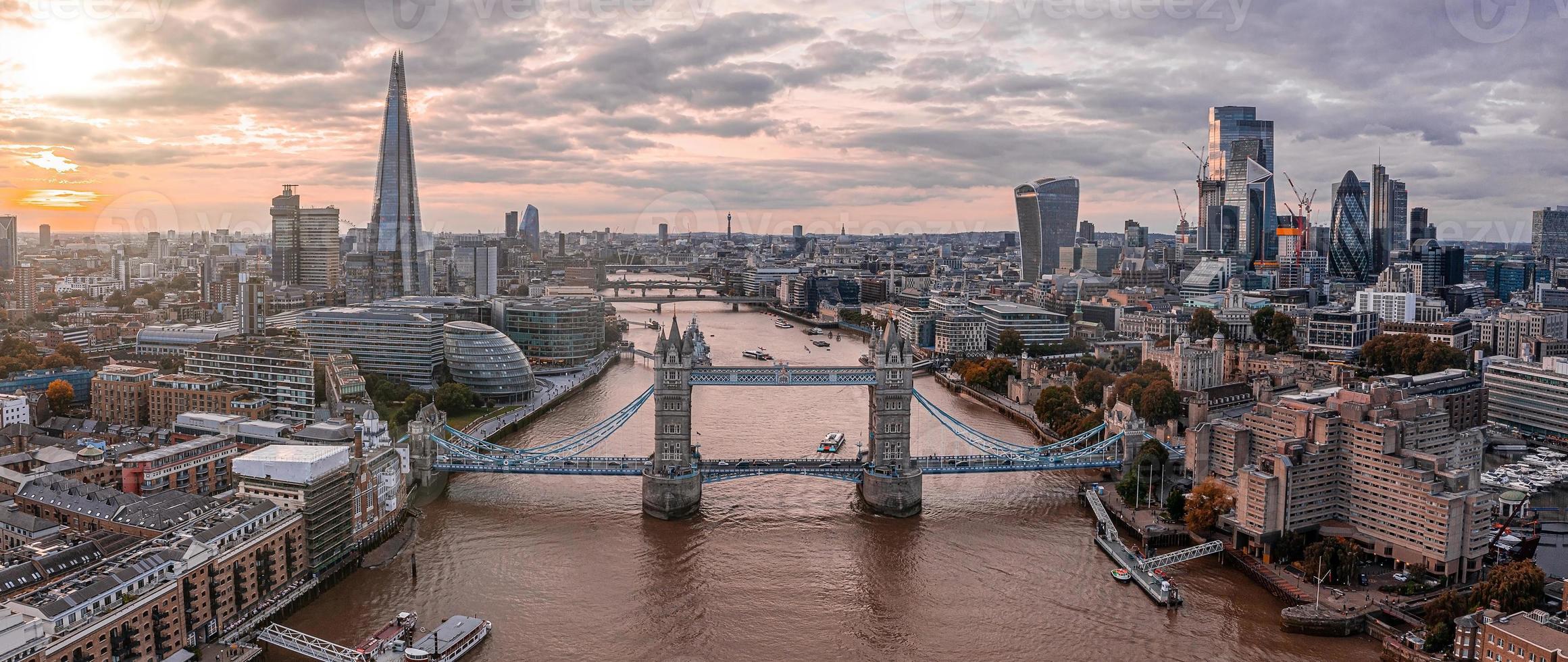 vue panoramique aérienne du coucher de soleil sur le pont de la tour de londres et la tamise photo