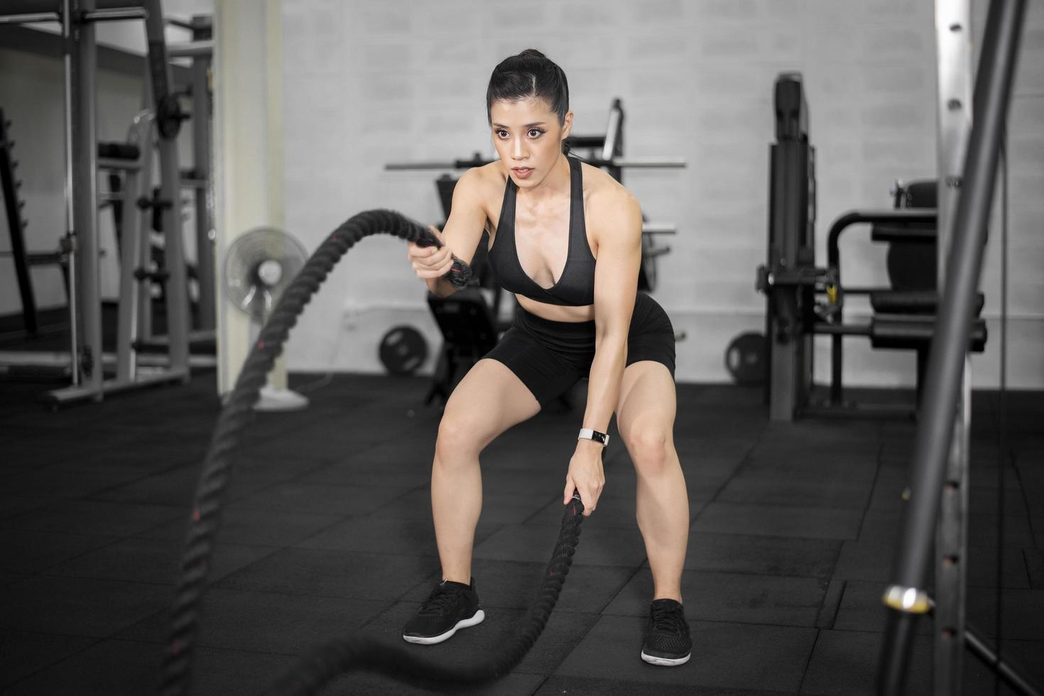 belle femme au corps parfait s'entraîne dans la salle de gym photo