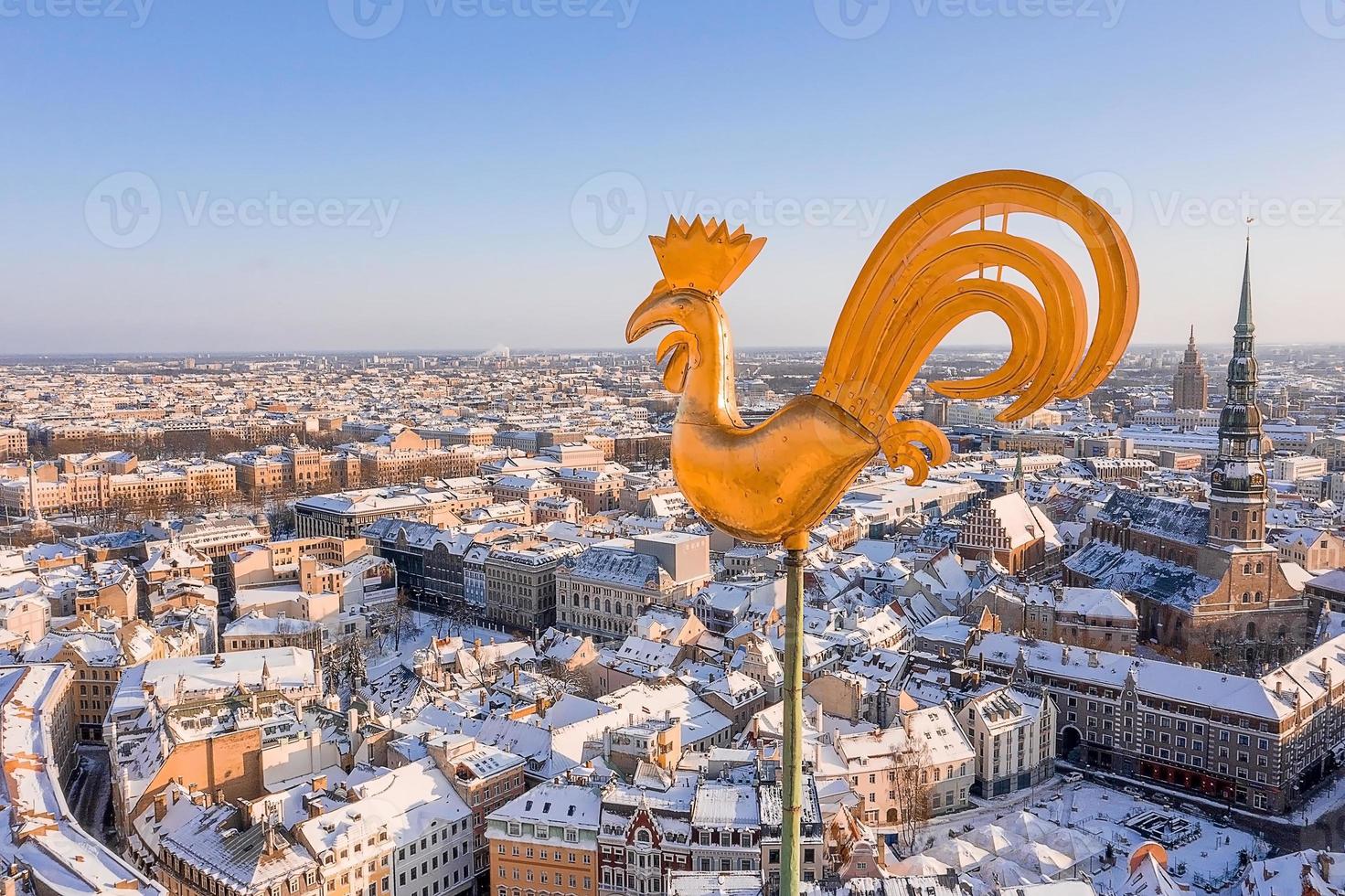 vue panoramique aérienne de la vieille ville de riga pendant une belle journée d'hiver en lettonie. température de congélation en Lettonie. Riga blanc. photo