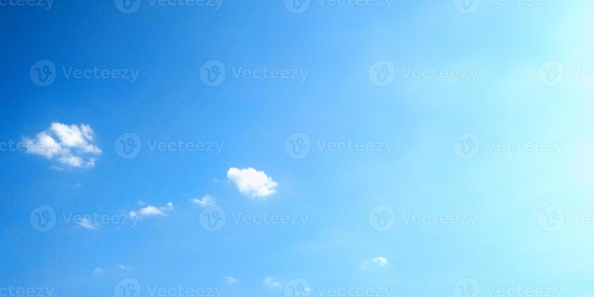 ciel bleu avec fond de nuage. texture nuageuse. mise au point sélective. espace de copie. maquette photo