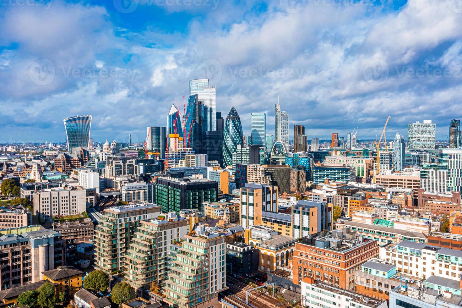 scène panoramique aérienne du quartier financier de la ville de londres photo