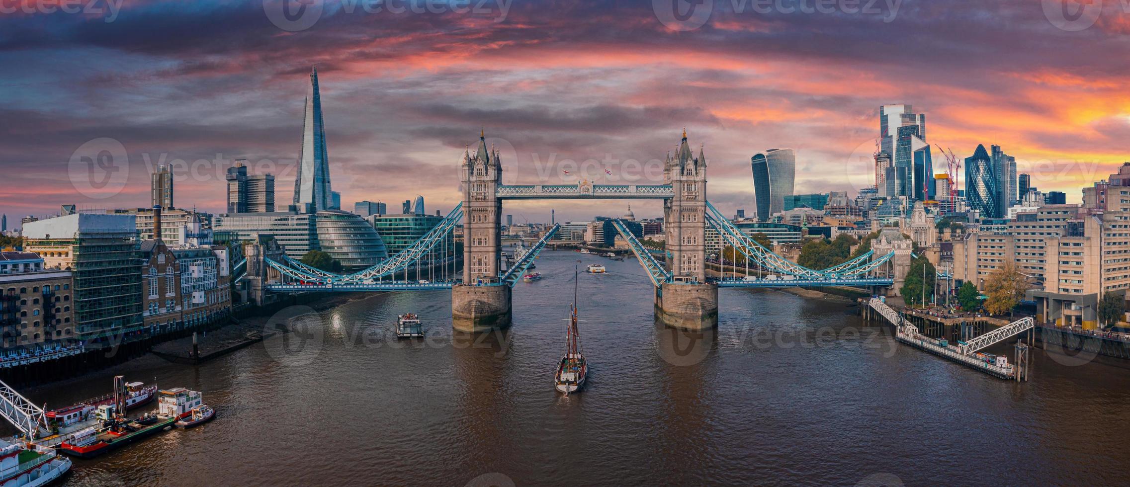 Panorama aérien du London Tower Bridge et de la Tamise, Angleterre, Royaume-Uni. photo