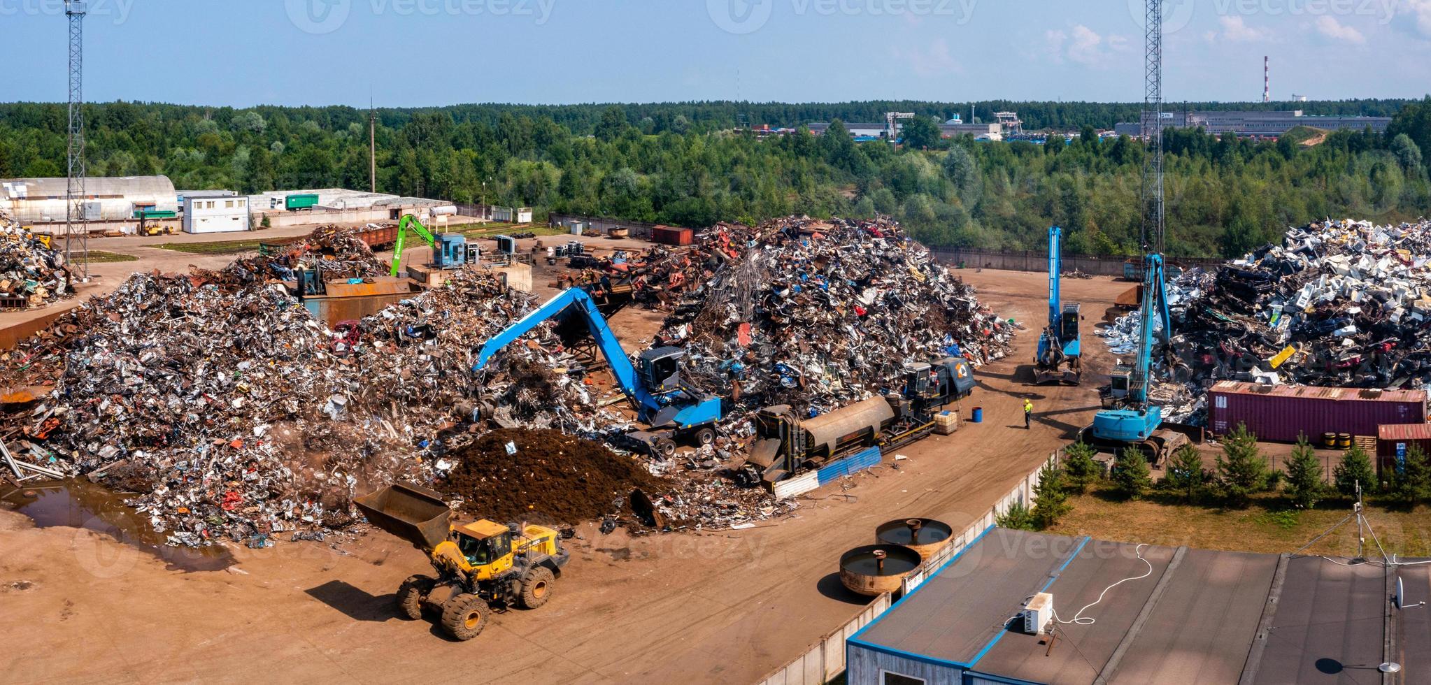 vieilles voitures endommagées sur la casse en attente de recyclage photo