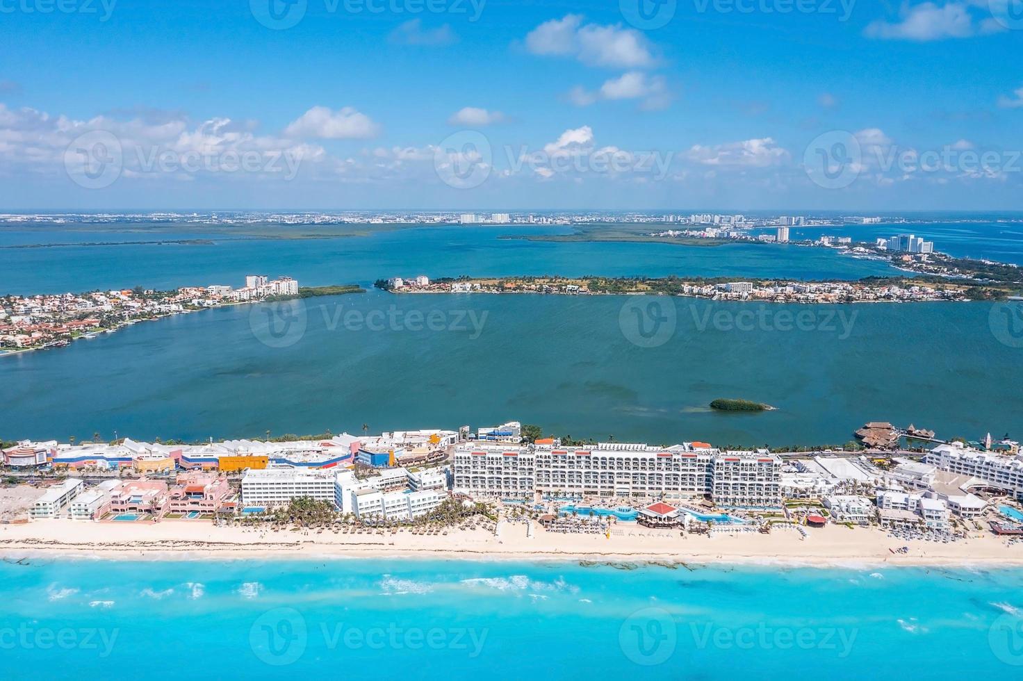 vue aérienne de la plage de punta norte, cancun, mexique. photo