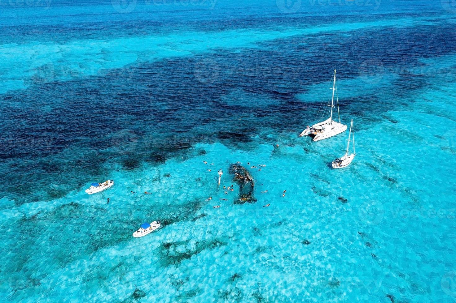 les gens font de la plongée avec tuba autour de l'épave du navire près des bahamas dans la mer des caraïbes. photo