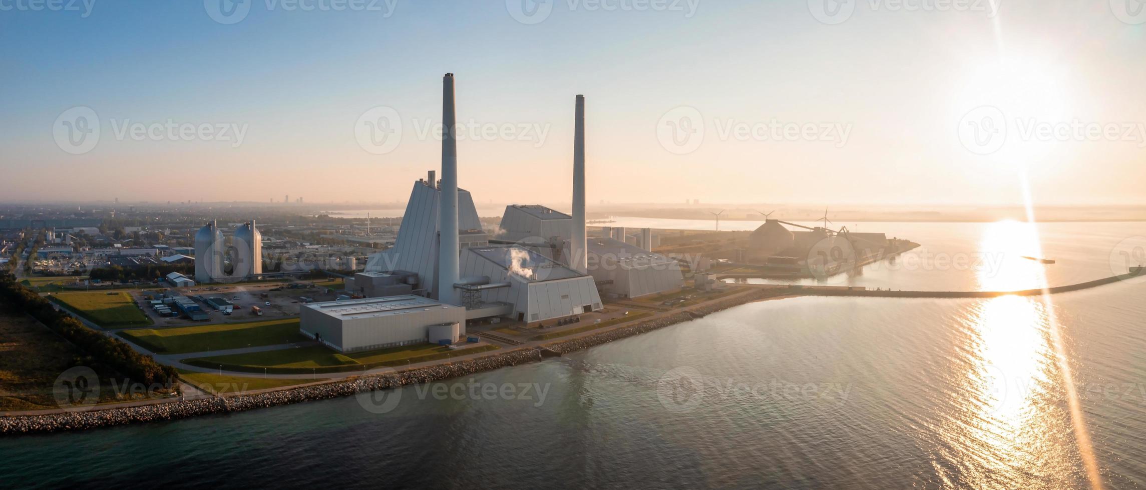 vue aérienne de la centrale électrique. l'une des centrales électriques les plus belles et les plus respectueuses de l'environnement au monde. esg énergie verte. photo