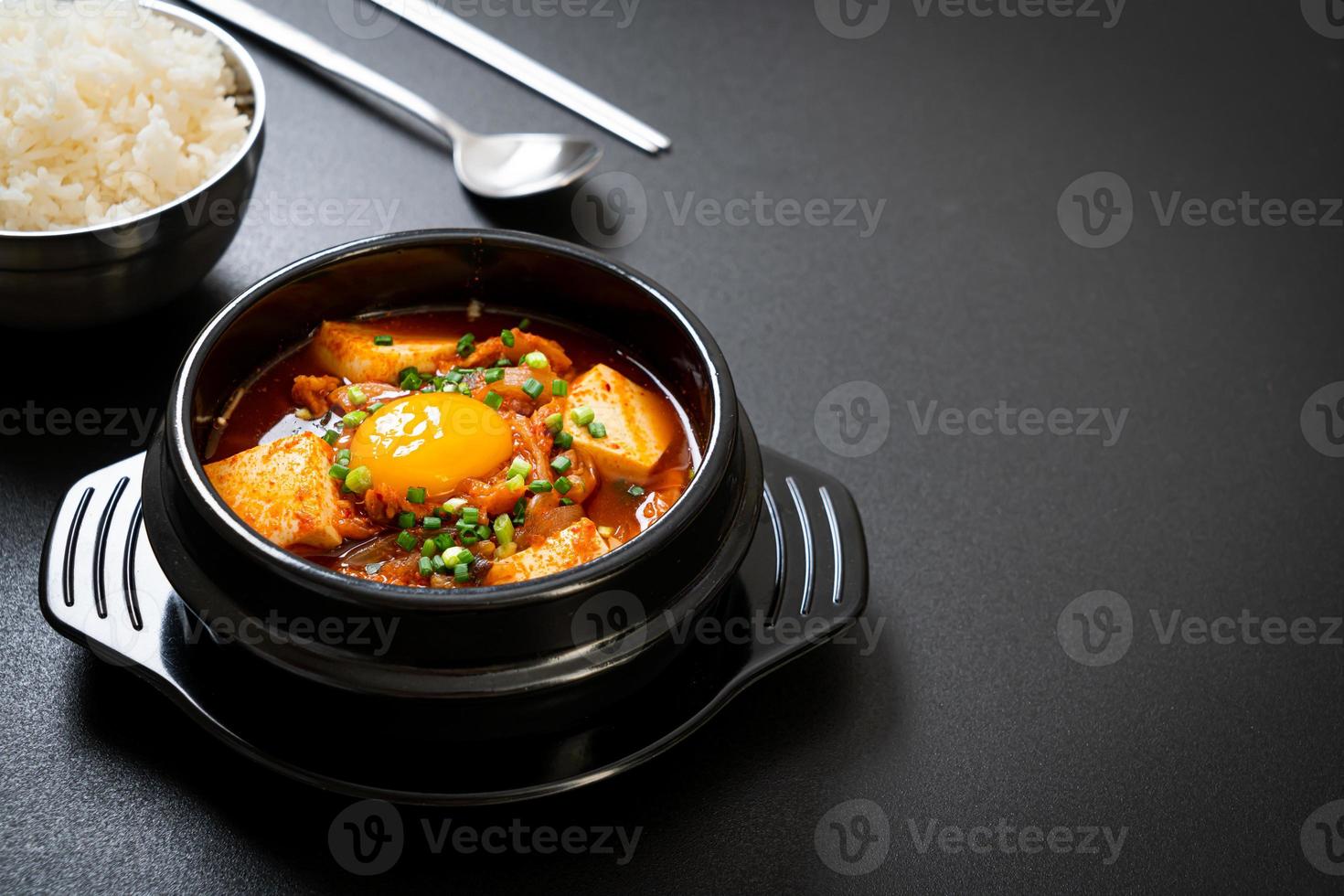 soupe de kimchi avec tofu et oeuf ou ragoût de kimchi coréen photo