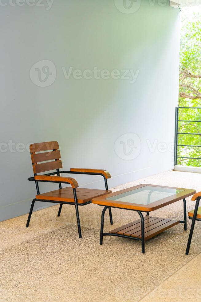 chaise en bois vide sur balcon photo