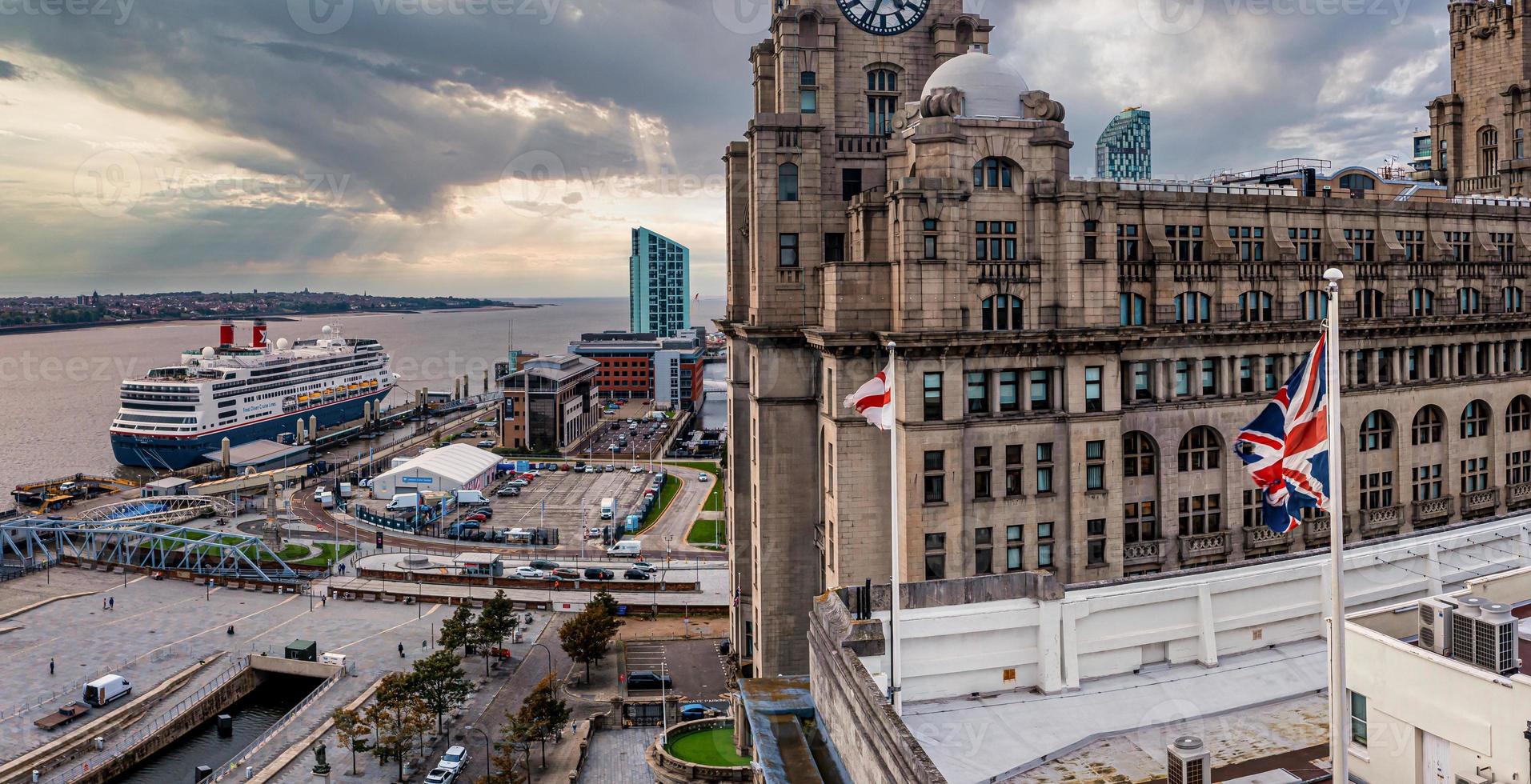 drapeau britannique britannique sur le dessus du bâtiment à Liverpool, Royaume-Uni. photo