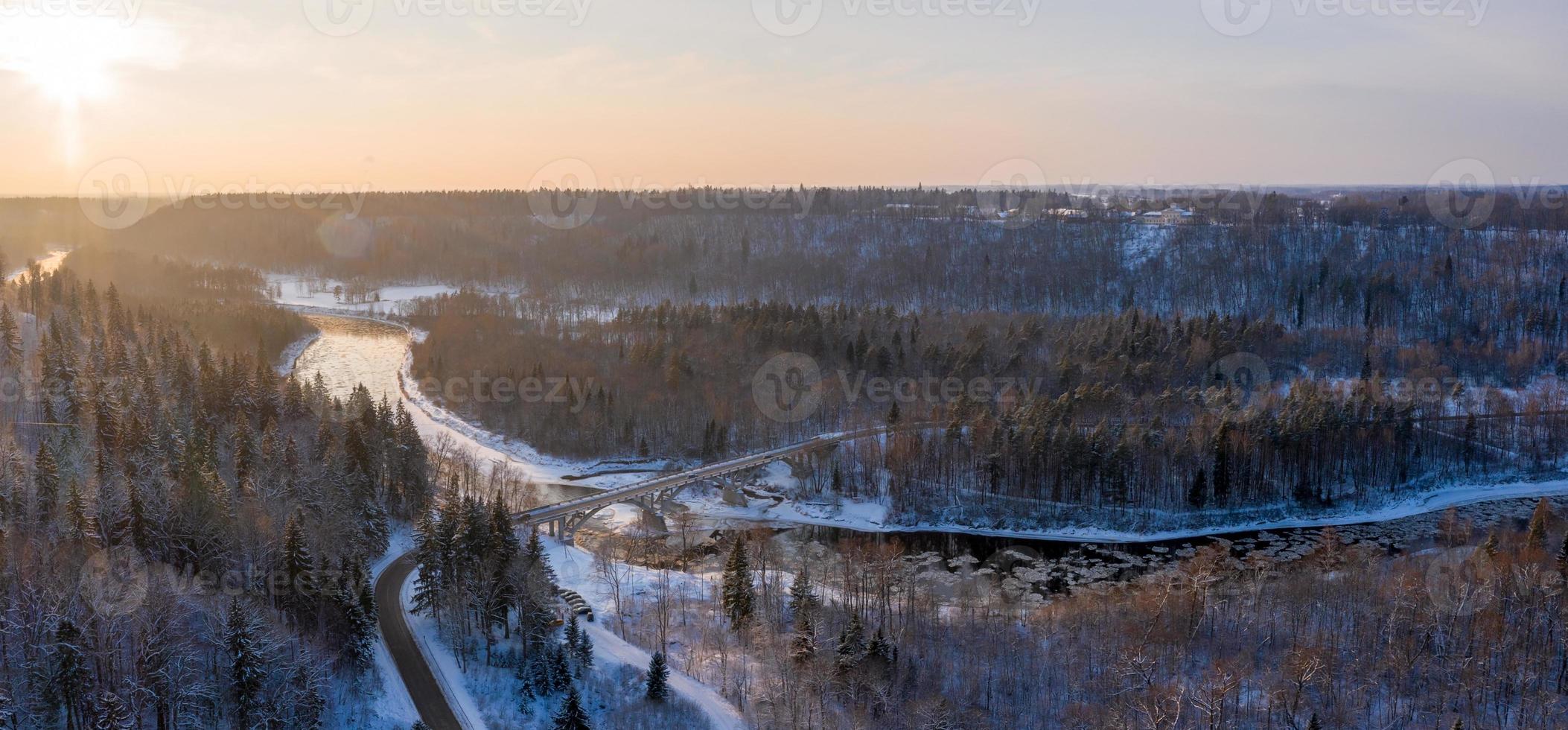 hiver à sigulda, en lettonie. rivière gauja et château turaida en arrière-plan. photo