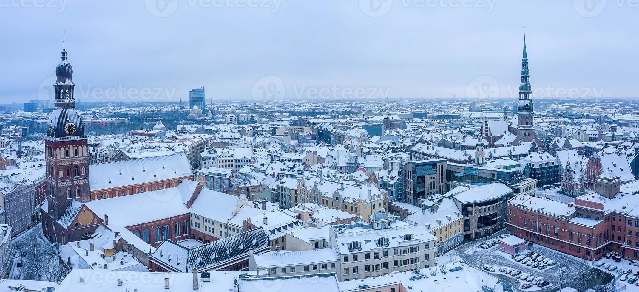 vue aérienne panoramique de la vieille ville de riga d'hiver couverte de neige. dômes cathédrale vue d'en haut. photo