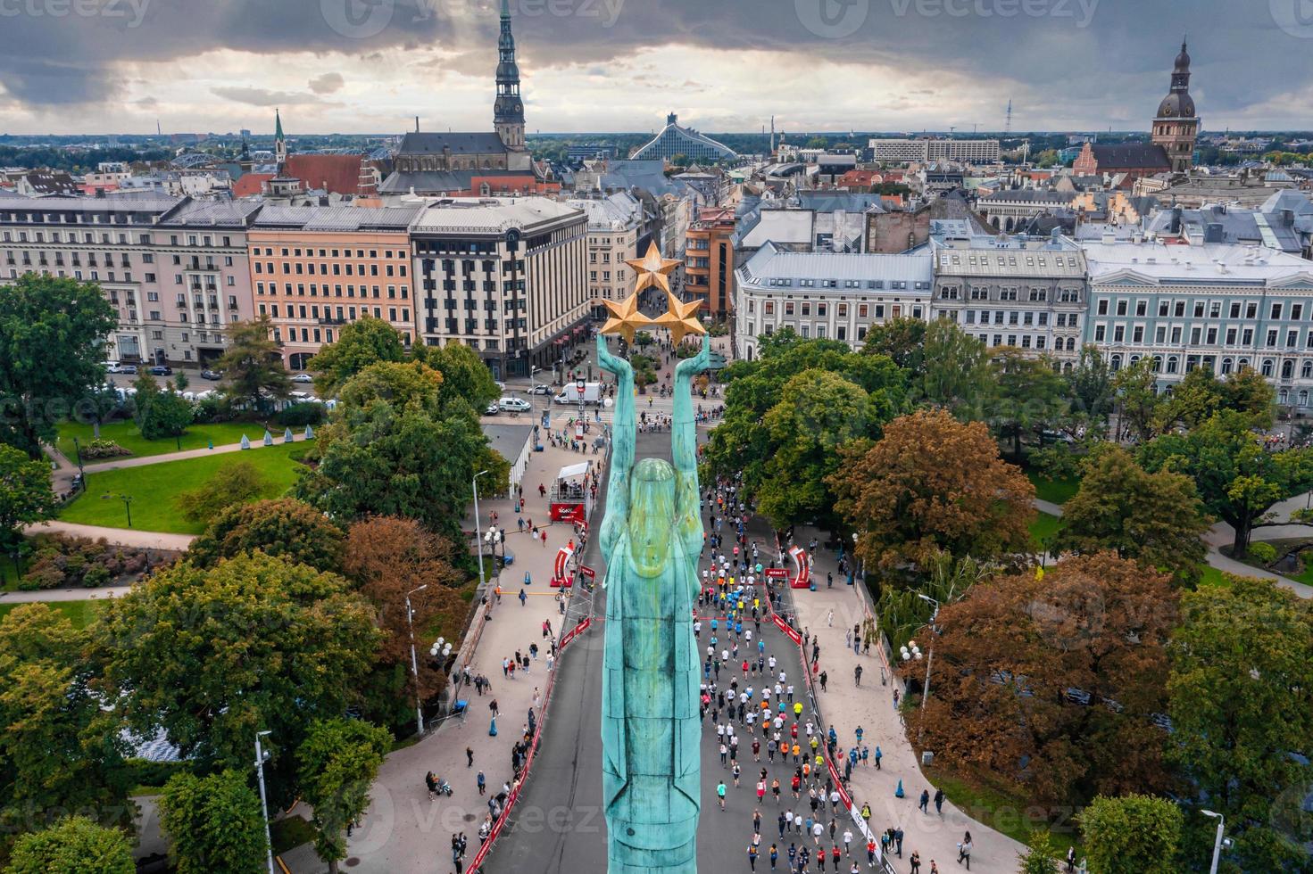 les gens qui courent le marathon international de rimi riga photo