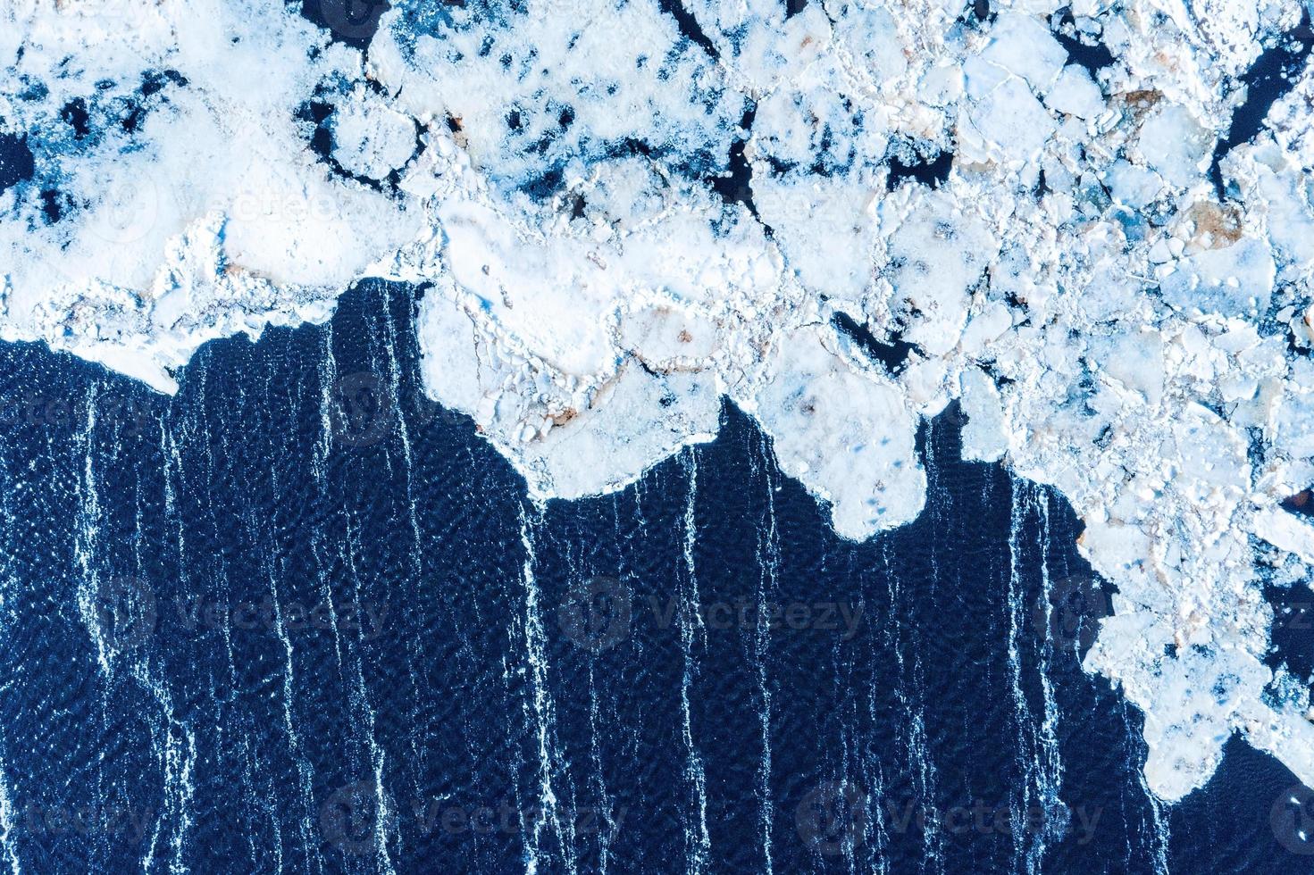 de gros morceaux de blocs de glace formant un beau motif, après que le navire brise-glace soit passé et ait écrasé la glace densément tassée. photo