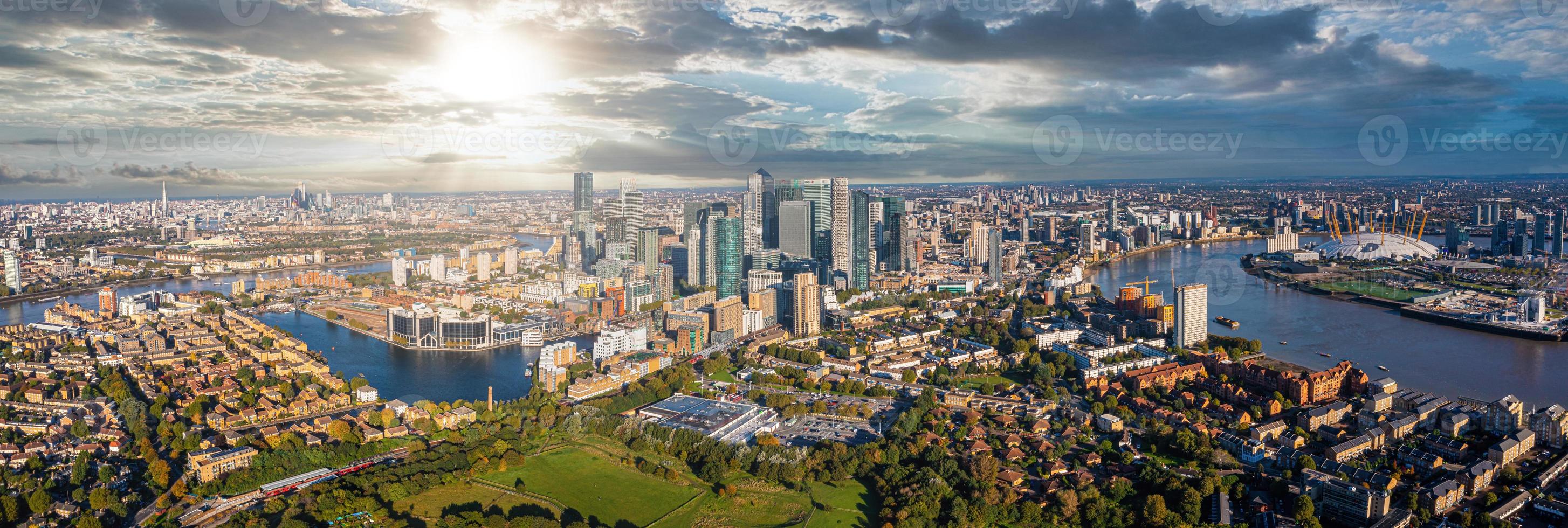 Vue panoramique aérienne du quartier des affaires de Canary Wharf à Londres, Royaume-Uni. photo