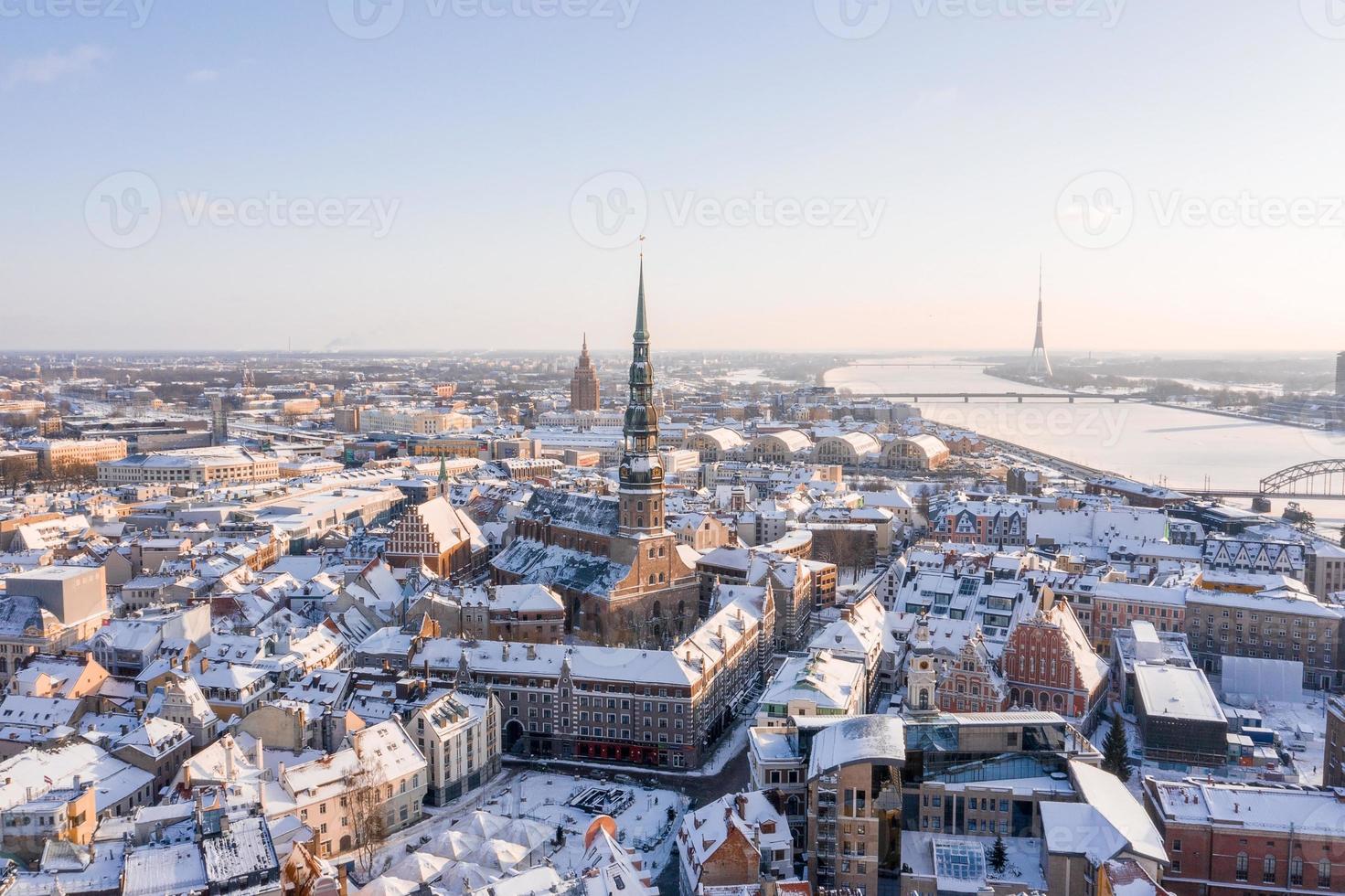 vue panoramique aérienne de la vieille ville de riga pendant une belle journée d'hiver en lettonie. température de congélation en Lettonie. Riga blanc. photo