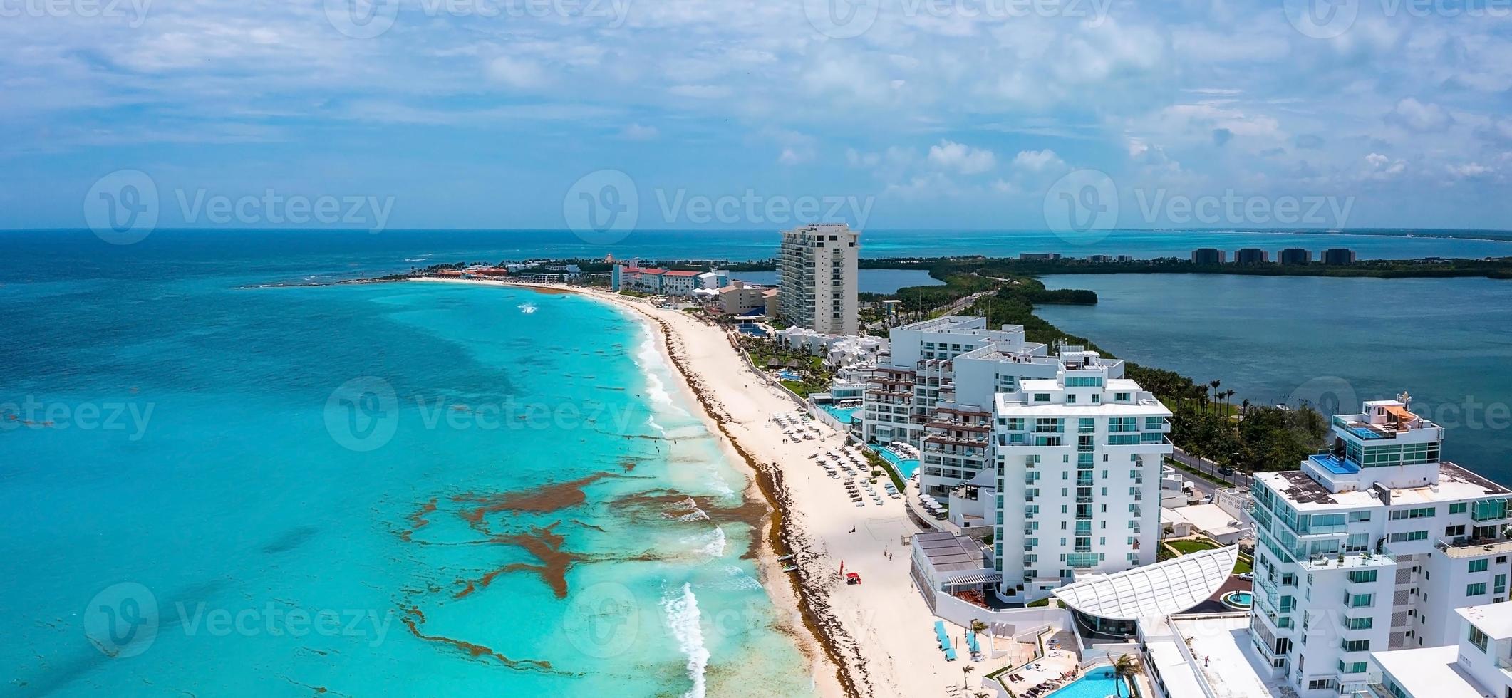 survolant la magnifique plage de Cancun. photo