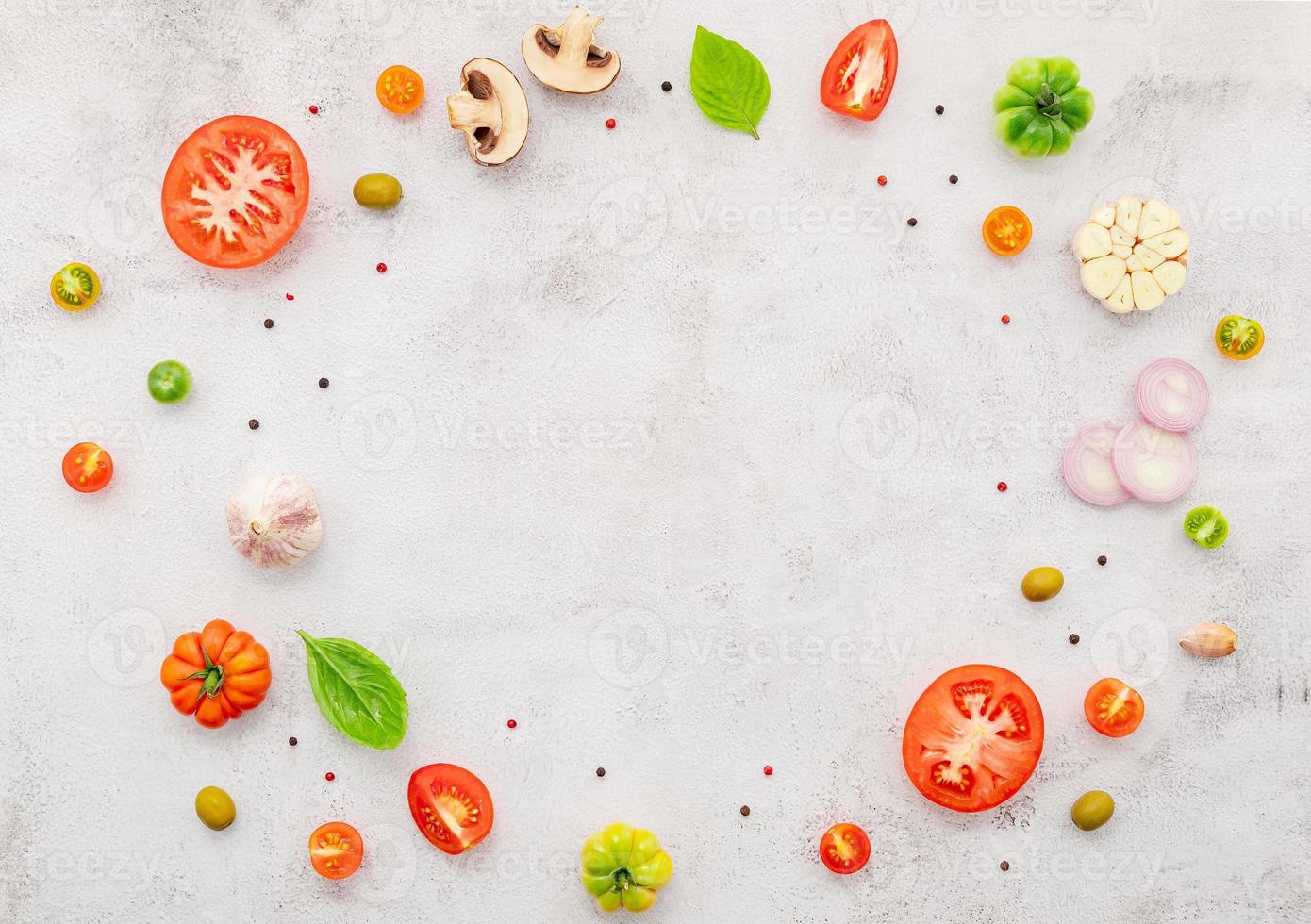 les ingrédients pour la pizza maison mis en place sur fond de béton blanc. photo