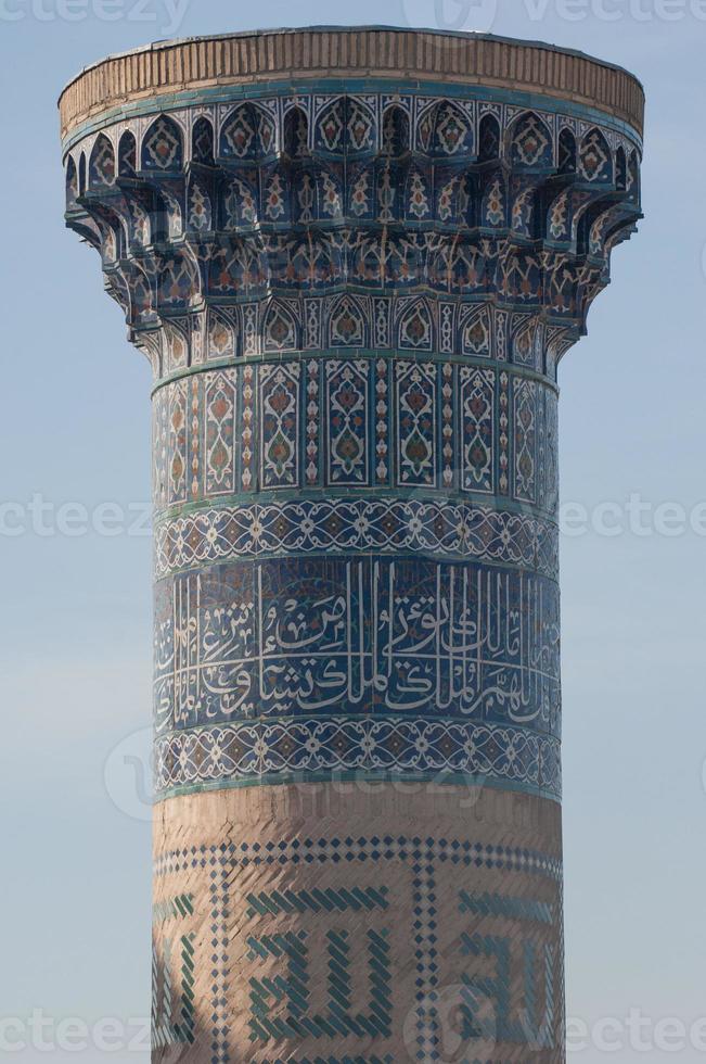 gros plan du sommet de la tour avec une mosaïque de bâtiments asiatiques assez anciens. les détails de l'architecture de l'asie centrale médiévale photo