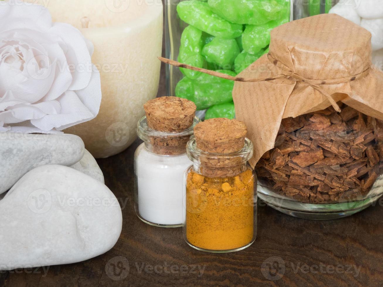 mettre des ingrédients et des épices pour l'aromathérapie et les soins du corps sur une surface en bois. spa nature morte photo