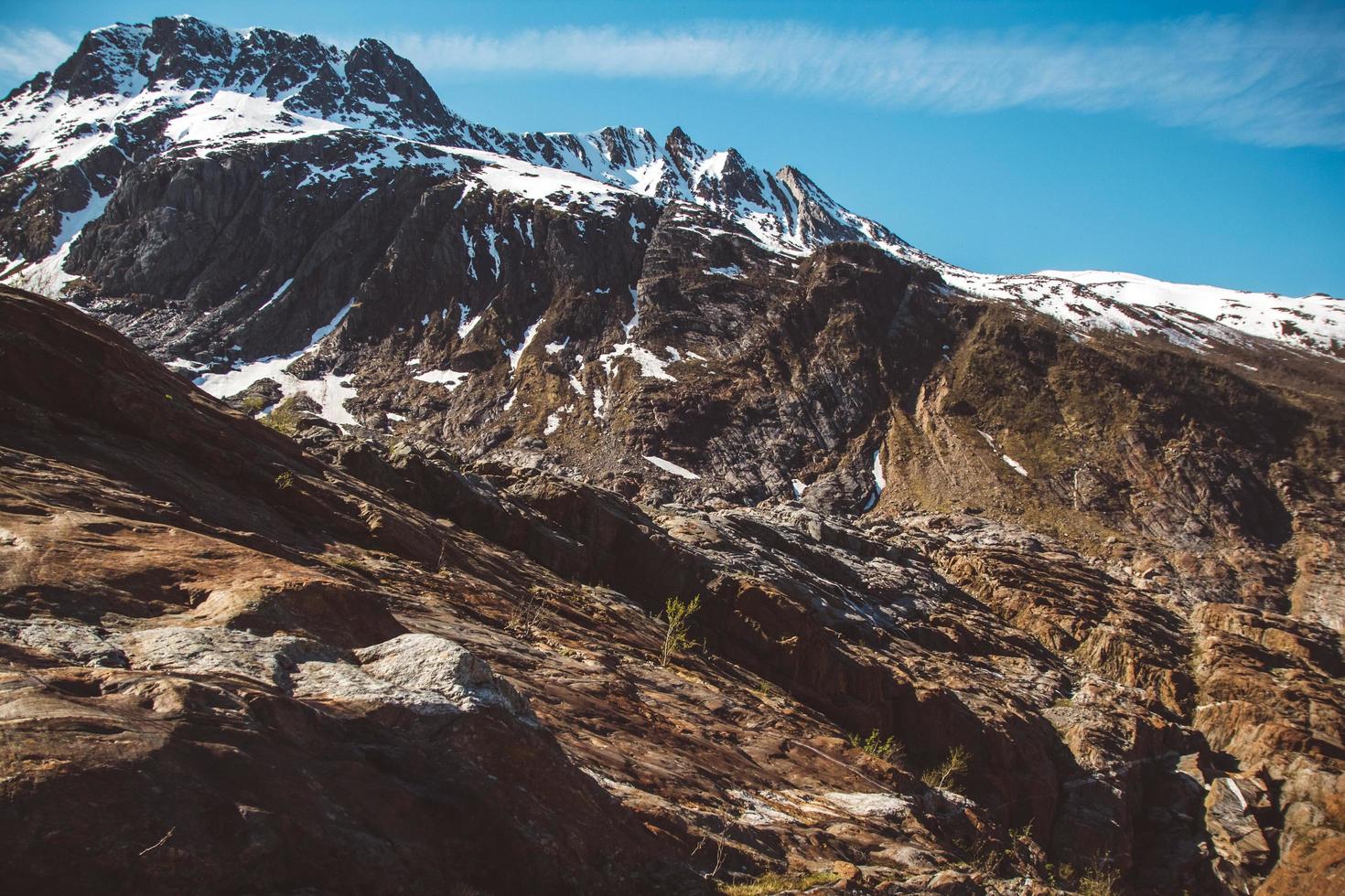 beaux paysages sur les montagnes et le paysage du glacier svartisen en norvège nature scandinave repères concept écologique. neige bleue et glace photo