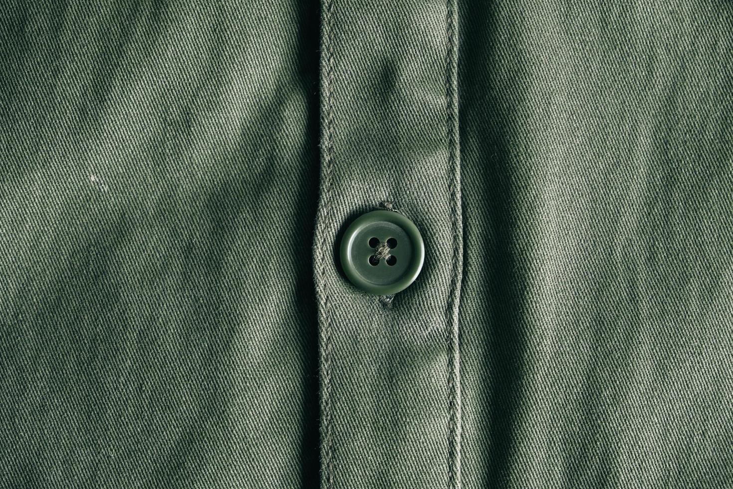 bouton vert sur la veste verte. détail des vêtements photo