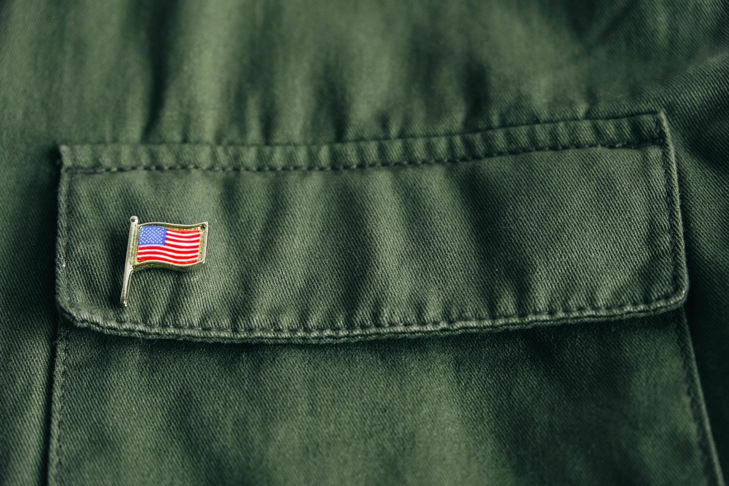 insigne du drapeau américain sur la poche de la veste verte photo