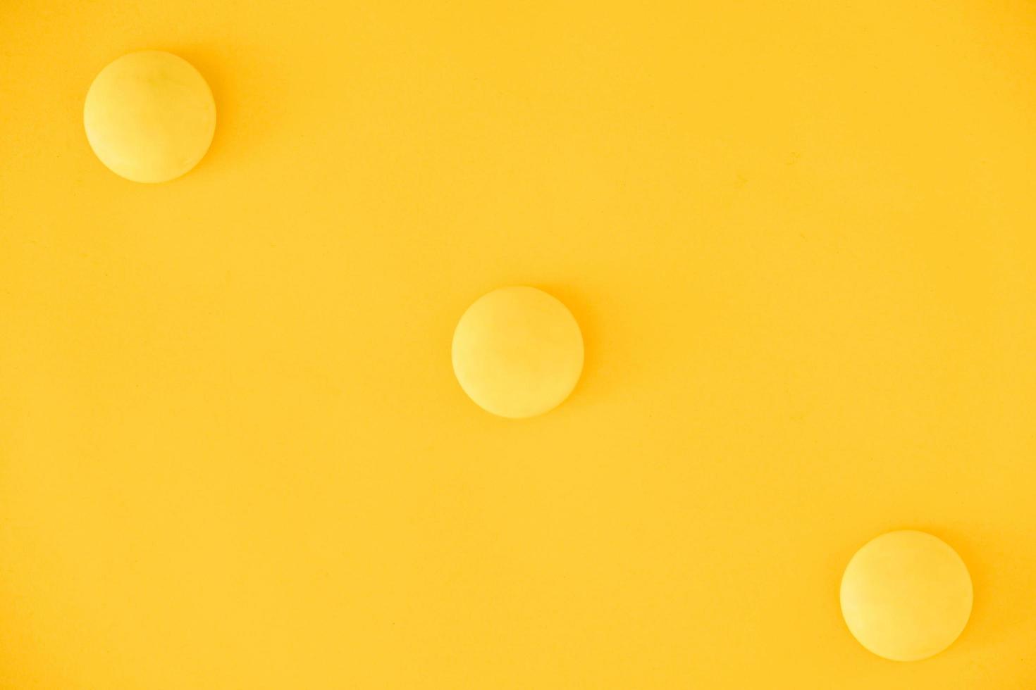 boules jaunes sur fond jaune. notion minimale. vue de dessus. copie, espace vide pour le texte photo