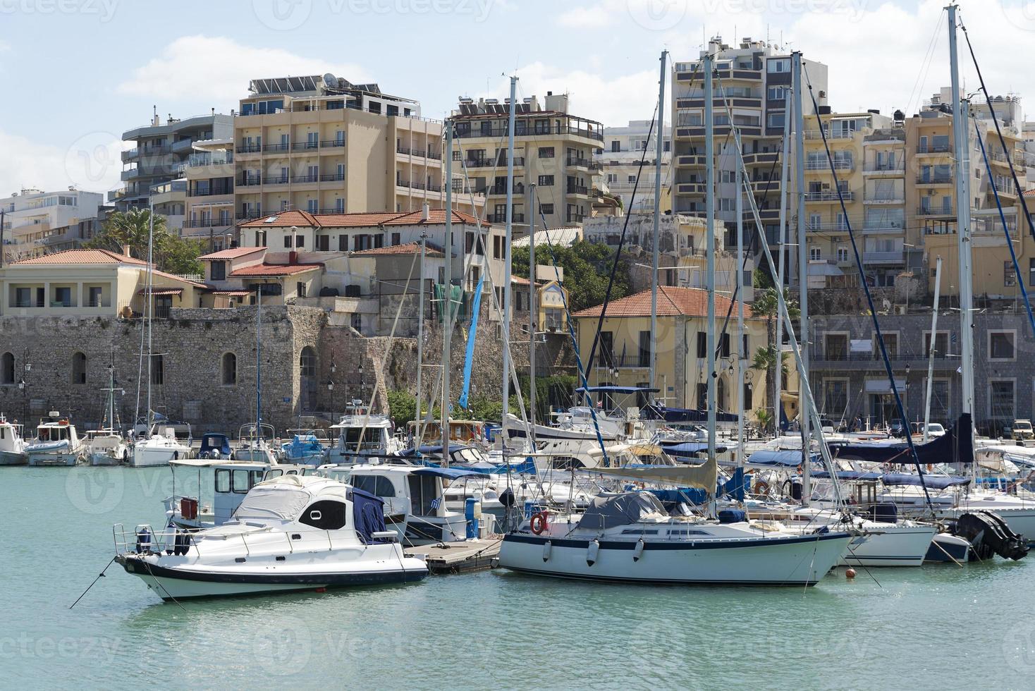 bateaux et yachts sur le quai en grèce. photo