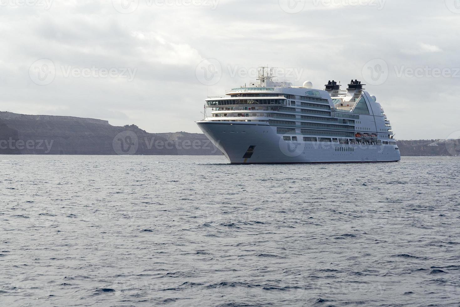 bateau de croisière au large de Santorin. photo